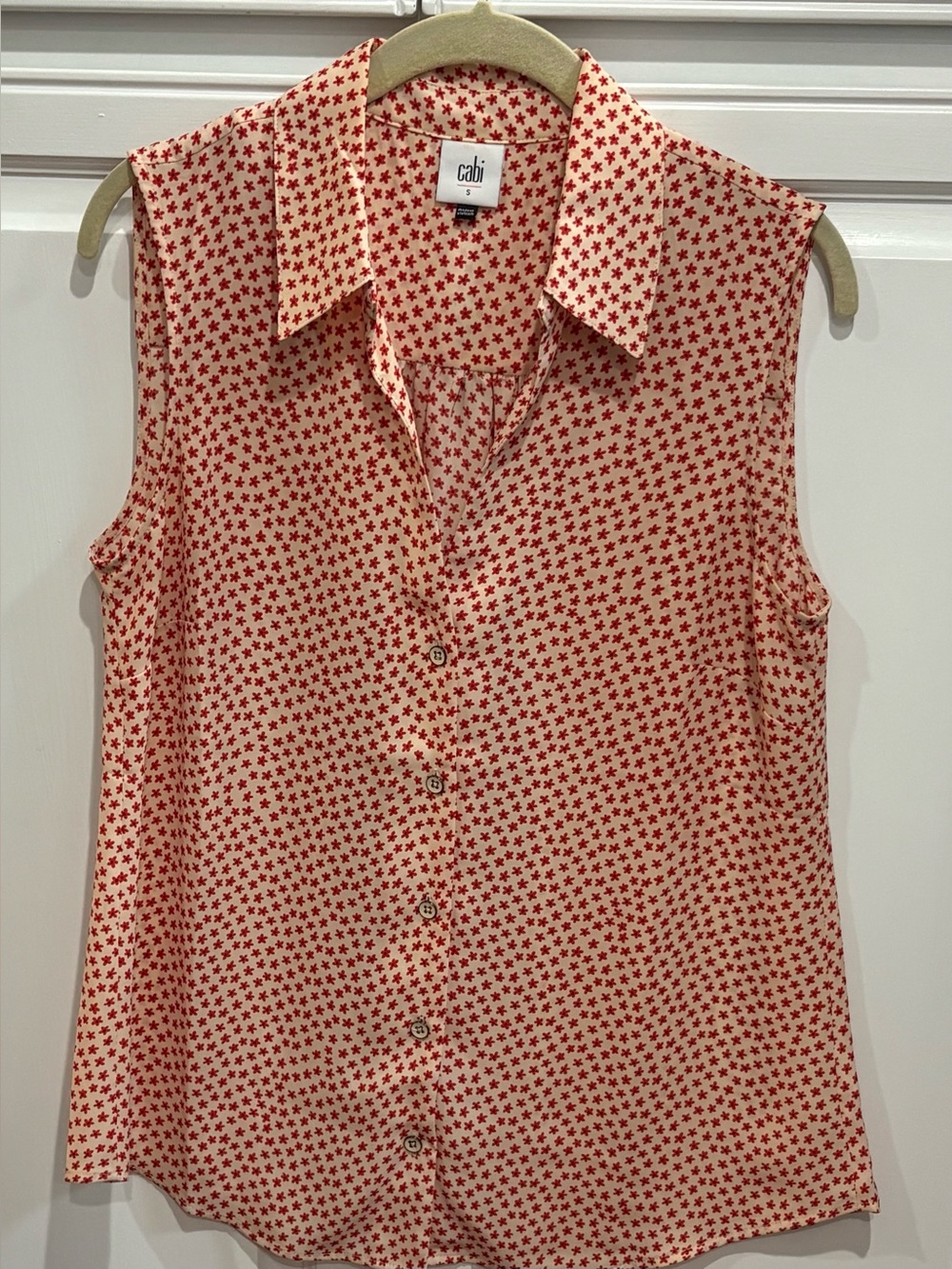 cabi Red floral Print Sleeveless Button-Down Top. Small.